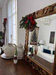 een woonkamer met een spiegel en een bank bij ISA's home in Udine