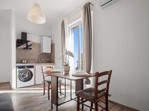 una cucina e una sala da pranzo con tavolo e sedie di Balcone Sul Centro Storico Ac Wi-Fi Parcheggio ad Ancona