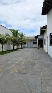 een lege parkeerplaats voor een gebouw bij Hotel Almany in Palmas