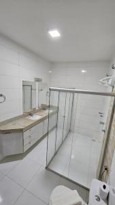 een witte badkamer met een wastafel en een spiegel bij Hotel Almany in Palmas