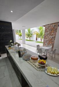 een keuken met een tafel met eten erop bij Hotel Almany in Palmas