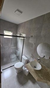 een badkamer met een toilet, een wastafel en een douche bij Hotel Almany in Palmas