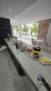 een keuken met een buffet met eten erop bij Hotel Almany in Palmas +2 foto's