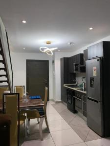 O bucătărie sau chicinetă la Exclusive 1 Bedroom Duplex Stay Embassy Gardens