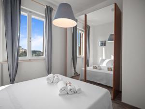 una camera da letto con un letto con asciugamani sopra di Balcone Sul Centro Storico Ac Wi-Fi Parcheggio ad Ancona Altre 10 foto