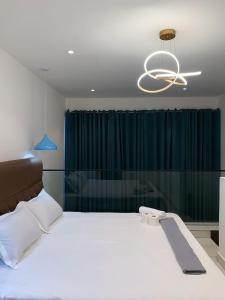 Un pat sau paturi într-o cameră la Exclusive 1 Bedroom Duplex Stay Embassy Gardens