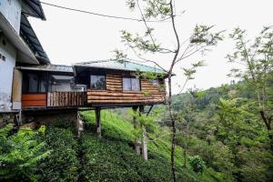 een huis aan de zijkant van een heuvel bij Cliff Inn Mountain Resort in Vagamon