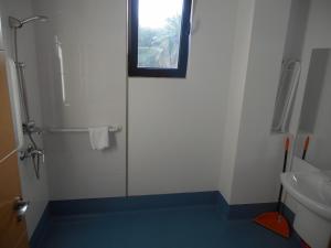 Koupelna v ubytování Apartamentos Bahía de Boó