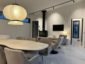 Et tv og/eller underholdning på New Seaside Villa with Beach Sauna and Panoramic Views