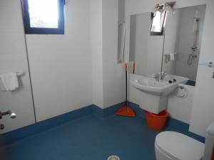 Koupelna v ubytování Apartamentos Bahía de Boó