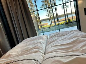 En eller flere senge i et værelse på New Seaside Villa with Beach Sauna and Panoramic Views