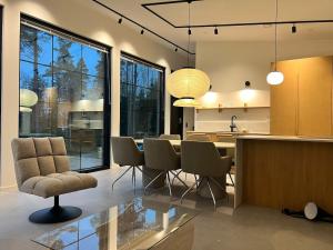 Køkken eller tekøkken på New Seaside Villa with Beach Sauna and Panoramic Views + 27 billeder