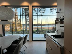 Køkken eller tekøkken på New Seaside Villa with Beach Sauna and Panoramic Views