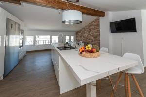 a kitchen with a table with a bowl of fruit on it at Pico Mágina in Albanchez de Magina
