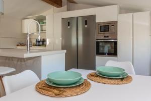 a kitchen with two green bowls on a table at Pico Mágina in Albanchez de Magina