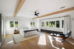 Una cama o camas en una habitación de Ojai Valley - Pool and Pickle Ball