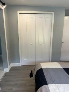 Giường trong phòng chung tại Quiet and comfortable