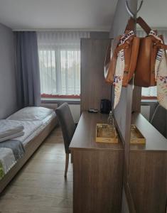 Un pat sau paturi într-o cameră la Restauracja i Noclegi Pod Kasztanami