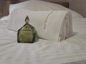 Un pat sau paturi într-o cameră la Restauracja i Noclegi Pod Kasztanami