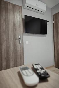 Un televizor și/sau centru de divertisment la Restauracja i Noclegi Pod Kasztanami