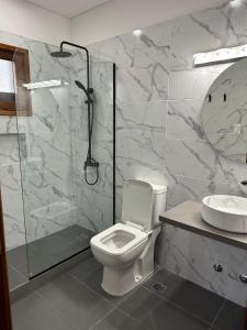 Et badeværelse på Casa con vista al mar, Punta del Este + 12 billeder