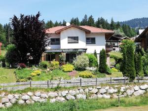 a house with a garden in front of it at Ferienwohnung Salvenblick in Söll