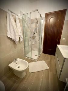 Un baño con ducha, lavabo e inodoro. en Civico3, en Trissino 4 fotos más