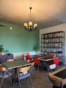 Un restaurante u otro lugar para comer en Black Castle Red Valley