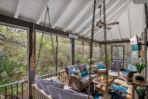 The Magnolia Mermaid في بنما سيتي بيتش: شرفة مغطاة بشبكة واقية مزودة بكراسي متأرجحة وطاولة