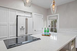 The Magnolia Mermaid في بنما سيتي بيتش: مطبخ مع كونتر مع زجاجات مياه غازية عليه +16 صورة