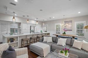 The Magnolia Mermaid في بنما سيتي بيتش: غرفة معيشة مع أريكة ومطبخ