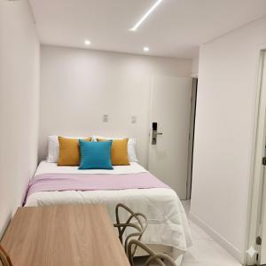 una camera da letto con un letto e un tavolo di Quarto master Fortaleza Sul a Fortaleza Altre 6 foto