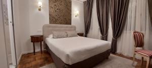 Ένα ή περισσότερα κρεβάτια σε δωμάτιο στο Hotel Dandy Rouen centre