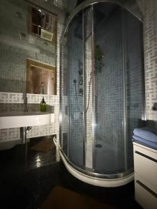 een badkamer met een douche en een wastafel bij Мост сити АПП 138 ЛЮКС in Dnipro
