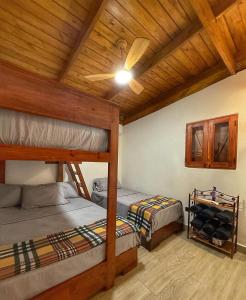 2 letti a castello in una camera con soffitto di Villa refugio de paz a Bayaguana