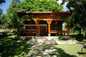 un piccolo edificio con cancello in giardino di Villa refugio de paz a Bayaguana Altre 8 foto