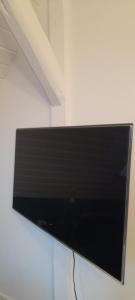 TV a/nebo společenská místnost v ubytování Kooglof Maison