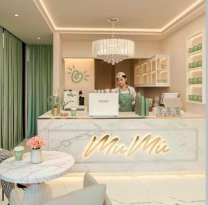 Eine Frau steht hinter dem Tresen eines Kosmetikgeschäfts. in der Unterkunft Brada Collection Stays in Guadalajara