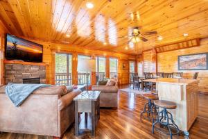 uma sala de estar com um sofá e um bar em Splash Mountain Lodge By Avada Properties em Little Cove