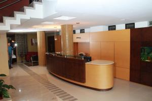 a lobby with a reception desk in a building at Hotel San Pietro in Pato Branco