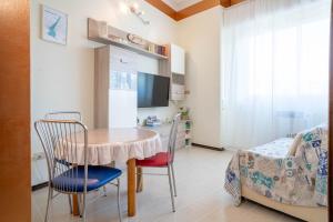 a small room with a table and chairs and a bed at Riva chiara in Toscolano Maderno