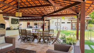 En terrasse eller udendørsområde på Aconchegante Casa em Ipioca Jeunne Ville