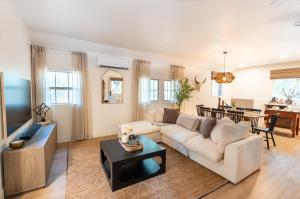 TV a/nebo společenská místnost v ubytování Rare Stay Inside Yosemite NP w Hot Tub, AC, WiFi