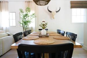 Posezení v ubytování Rare Stay Inside Yosemite NP w Hot Tub, AC, WiFi