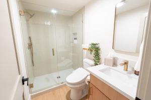 Koupelna v ubytování Rare Stay Inside Yosemite NP w Hot Tub, AC, WiFi + 31 fotografií