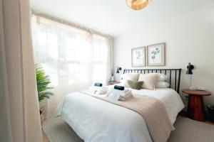 Postel nebo postele na pokoji v ubytování Rare Stay Inside Yosemite NP w Hot Tub, AC, WiFi