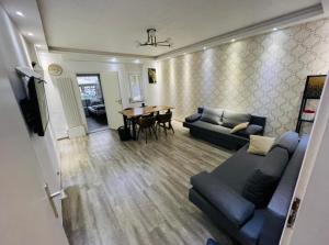 ein Wohnzimmer mit Sofa und Tisch in der Unterkunft House A44 in Rüsselsheim