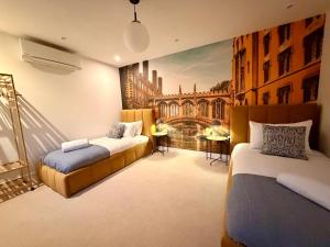 Khu vực ghế ngồi tại The House of Brilliant Brains Cambridge