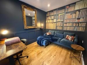 Khu vực ghế ngồi tại The House of Brilliant Brains Cambridge