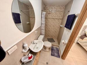 Un baño pequeño con inodoro y lavabo. en Ideal para familia de 5, en Ibarra 19 fotos más